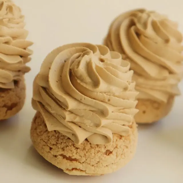 Profiteroles con ganache de café y salsa de chocolate sin la tapa