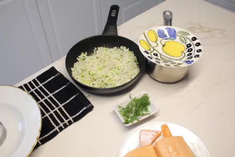 Acabado y finalización de la receta de lomo de slmon fesco con uvas y arroz salteado con eneldo