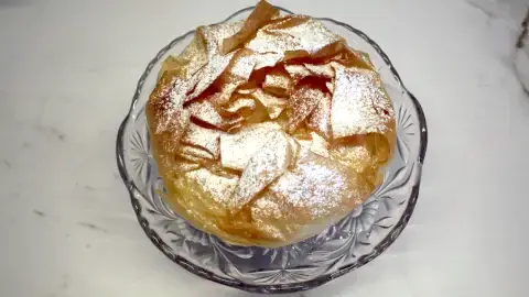 Tarta crujiente de crema catalana y orejones de albaricoque en primer plano