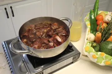 Cocinando la costilla del pastel de patatas