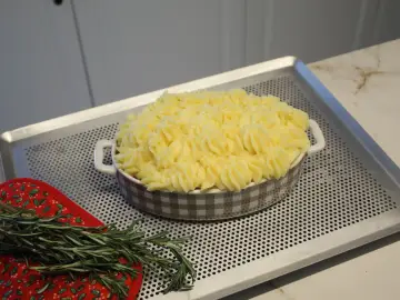 El pastel de patatas a punto de entrar al horno