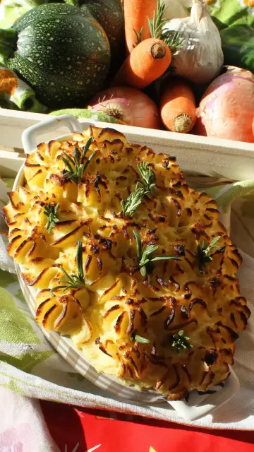 Pastel de patatas y costilla asada listo para servir
