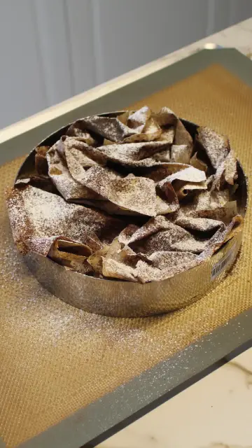 El crujiente de cacao espolvoreado con azúcar lustre