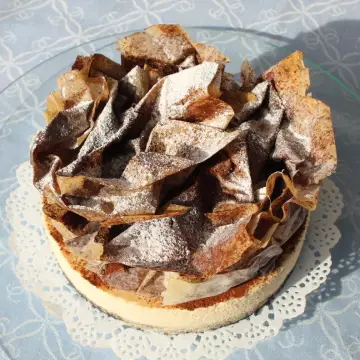Tarta de oreo y mousse de turrón en la mesa para servir