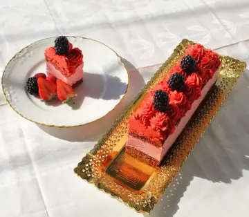 Porción de tarta de San Valentin con todas las capas