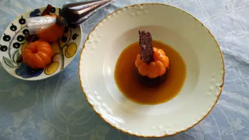 Brownie de frutos secos, mandarina asada a la canela