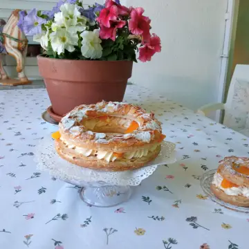 Corona de hojaldre, crema de naranja y almendras grande y pequeña