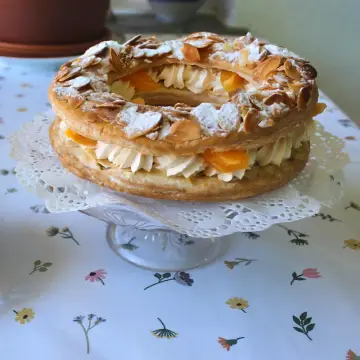 Corona de hojaldre, crema de naranja y almendras en el buffet