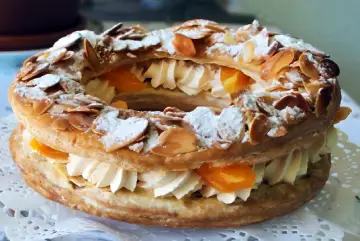 Corona de hojaldre, crema de naranja y almendras