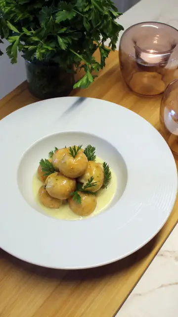 Buñuelos Souflés de bacalao con mayonesa de ajo tostado vista cenital