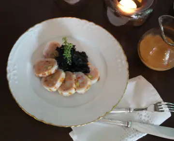 Calamares rellenos de pescado y gambas, esponja de tinta
