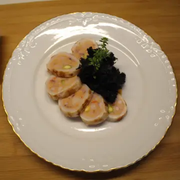 Calamares rellenos de pescado y gambas, esponja de tinta y salsa Oñana versión instagram