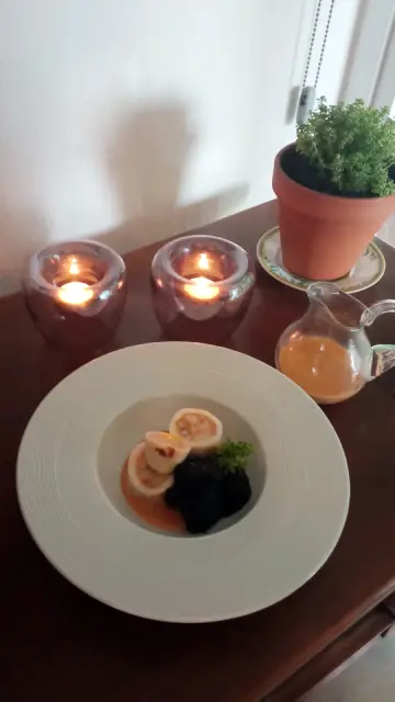 Calamares rellenos de pescado y gambas, esponja de tinta y salsa Oñana version móvil