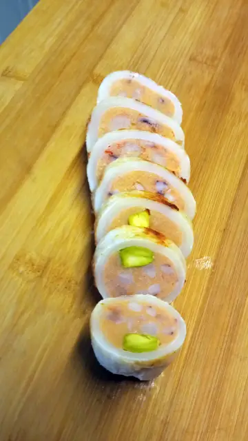 primer plano del Calamares rellenos de pescado y gambas cortado