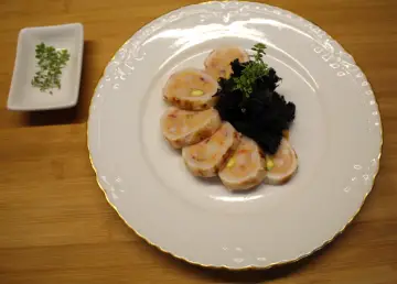 Calamares rellenos de pescado y gambas, esponja de tinta y salsa Oñana para el pase