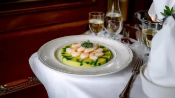 Aguacate con gambita blanca, gel de limón y salsa coctél