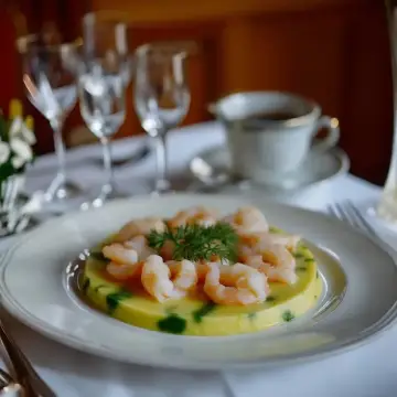 Disco de aguacate con gambita blanca, gel de lima y salsa rosa