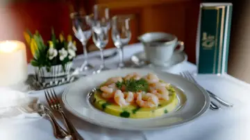 Disco de aguacate con gambita blanca, gel de lima-limón, servido en mesa