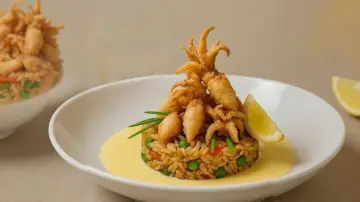 Arroz salteado estilo Shanghái, chopitos fritos y mayonesa ligera