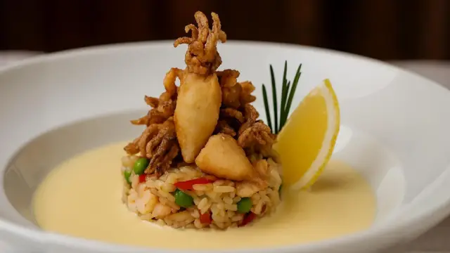 Arroz salteado estilo Shanghái, chipirones fritos y mayonesa oriental