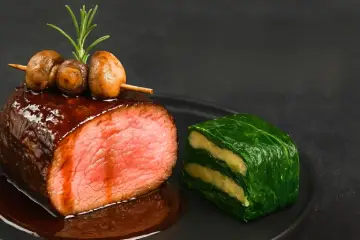 Ternera asada, terrina de espinacas, patatas y anchoas, brocheta de setas y romero
