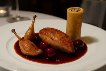 Codorníz asada con cerezas, Crepe Roll relleno de champiñones