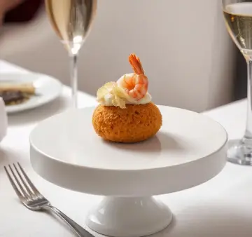 Croquetas cremosas de gambas al ajillo y chips de ajo dorado