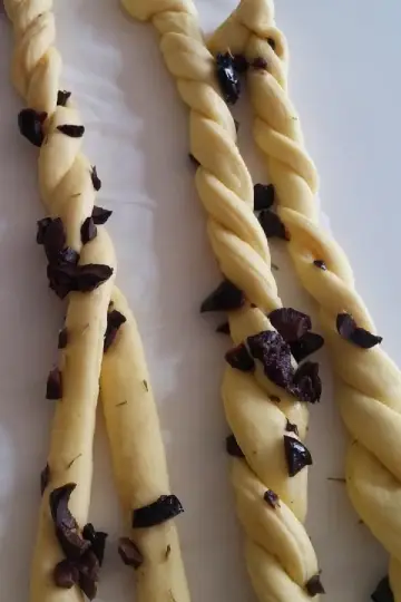 Palitos grisines Italianos de aceitunas negras antes de hornear