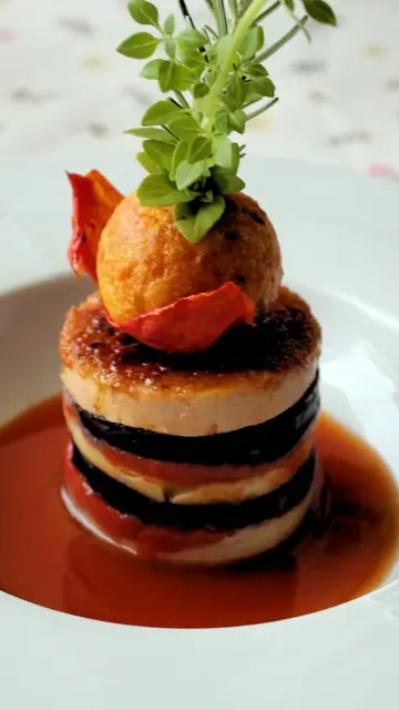 Milhojas de berenjenas, tomate confitado y scamorza con foie y salsa marinara