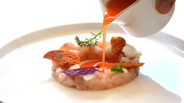 Tartare de lubina, salmorejo express de tomate y sandía