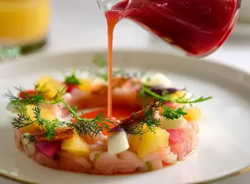 Tartare de lubina, salmorejo de tomate y sandía