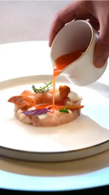 Tartare de lubina, salmorejo de tomate y sandía