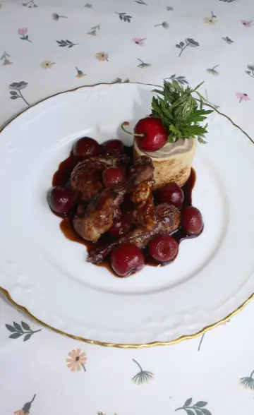 ave con cerezas y crepe de portobellos