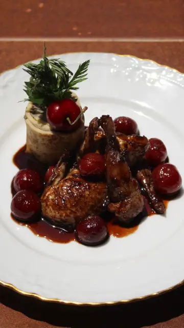Ave con cerezas y crepe de champoiñones portobello