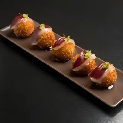 Croquetas de Otoño: Jamón, Espinacas y Piñones, en plato de aperitivo