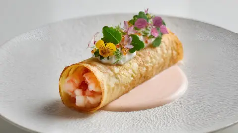 Crepe de Salmón ahumado y langostinos. Salsa Homardine