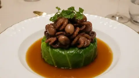 Pulpitos Salteados con Trinxat de Col y Patata | Un Mar y Montaña de Lujo