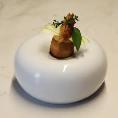 Buñuelo de morcilla, crema de manzana al horno y salvia