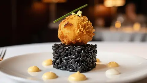 Tapa de arroz negro, esfera de calamar a la romana y allioli