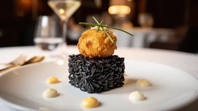 Tapa de arroz negro, esfera de calamar a la romana y allioli