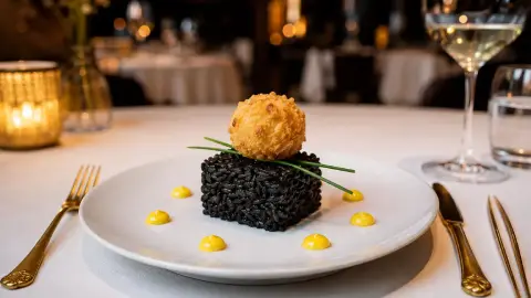 Tapa de arroz negro, esfera de calamar a la romana y allioli