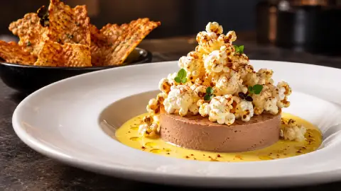 Receta de Paté Clásico, Tostadas de Piel de Pollo con Caldo de Maíz y Palomitas
